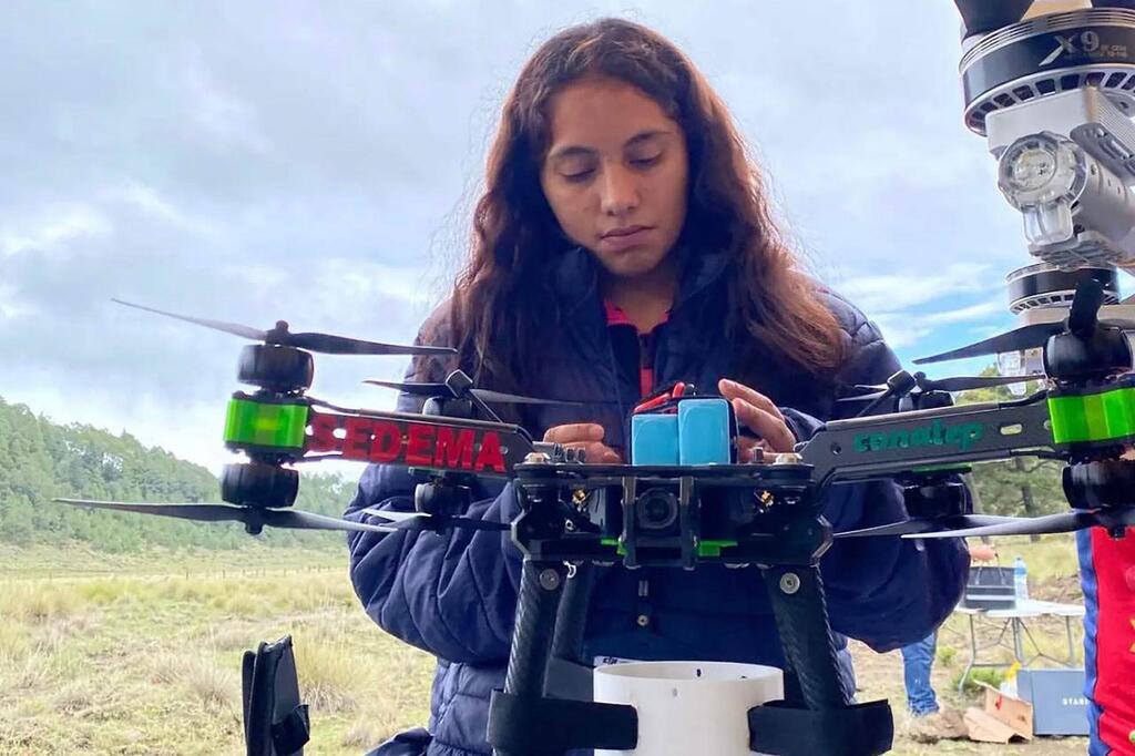 Valeria Palacios realizando una prueba de drones al aire libre en México.